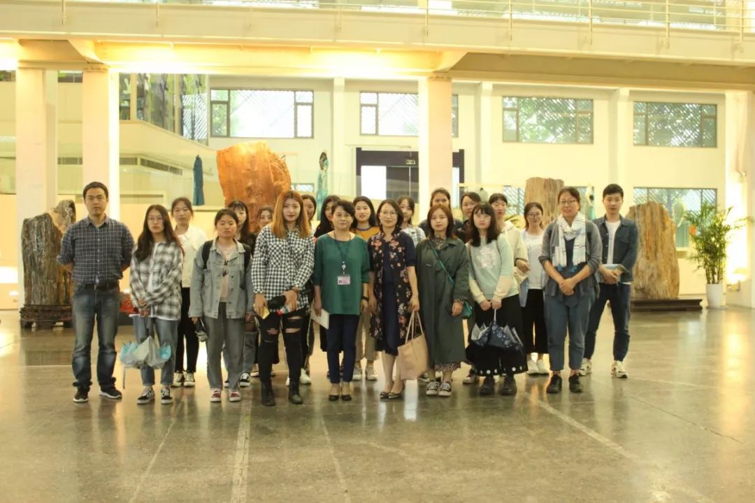 Zhejiang Sci-Tech University Students from Hong Kong, Macao and Taiwan visited High Fashion, Exchanging Ideas and Seeking Opportunities